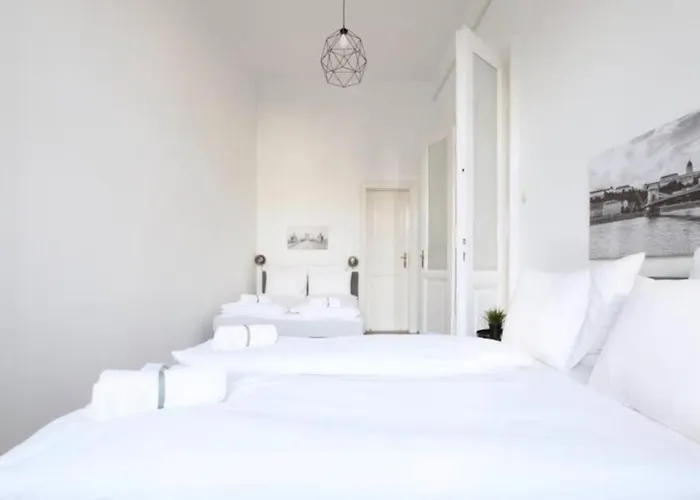 Budget By Hi5 - King Street - For Groups * Budapest